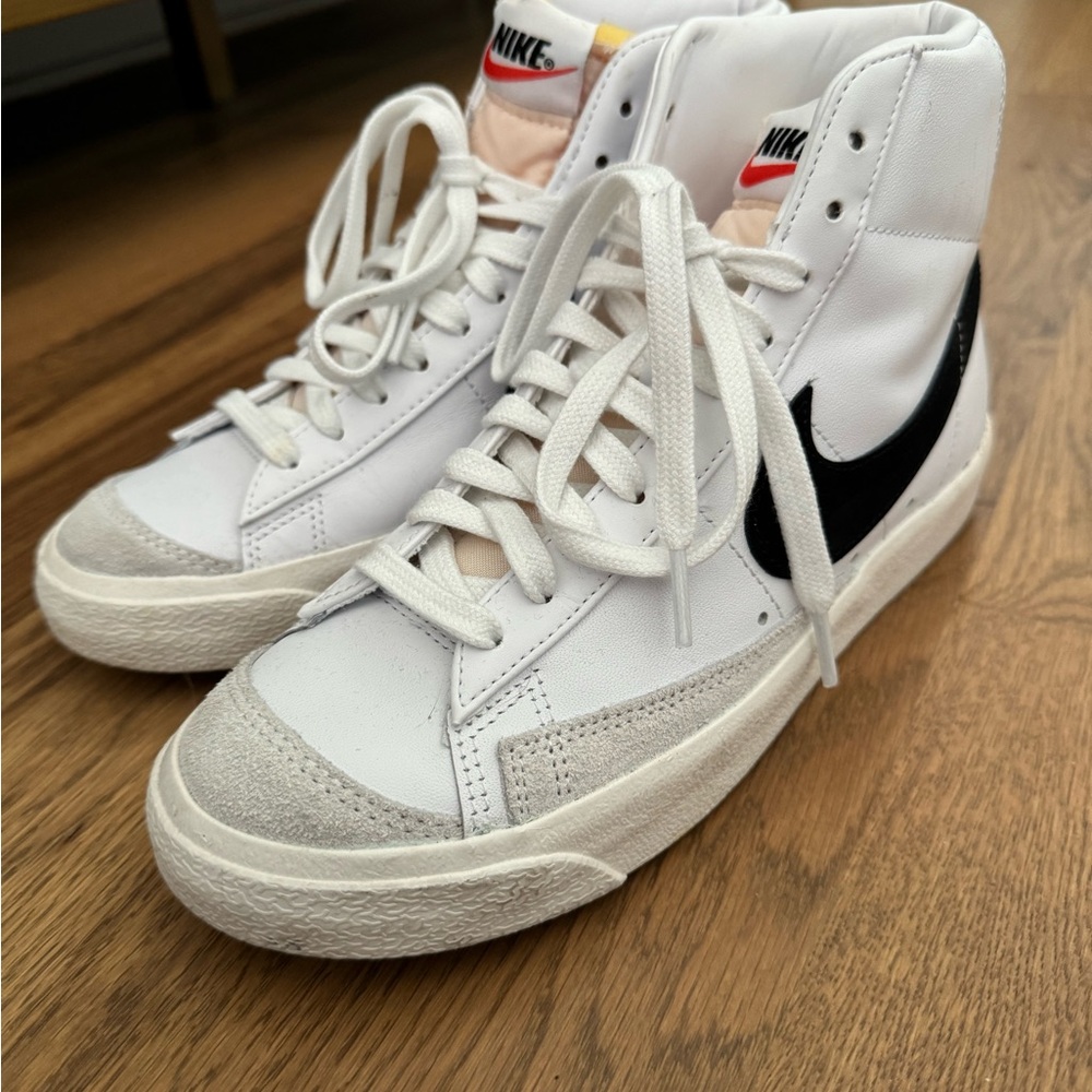 NIKE BLAZERS. SIZE US 8